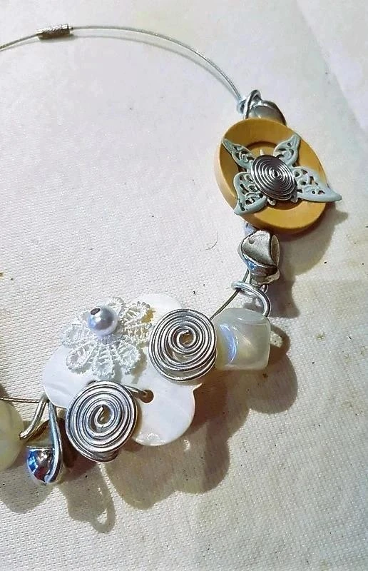 Nieuwe zilverkleurige en beige parelmoer ketting – photo 4